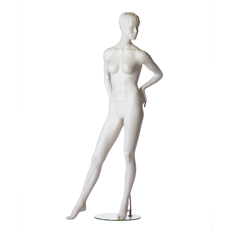 Stiliseret kvindelig mannequin fra Hindsgaul i stående positur, der kigger til siden.