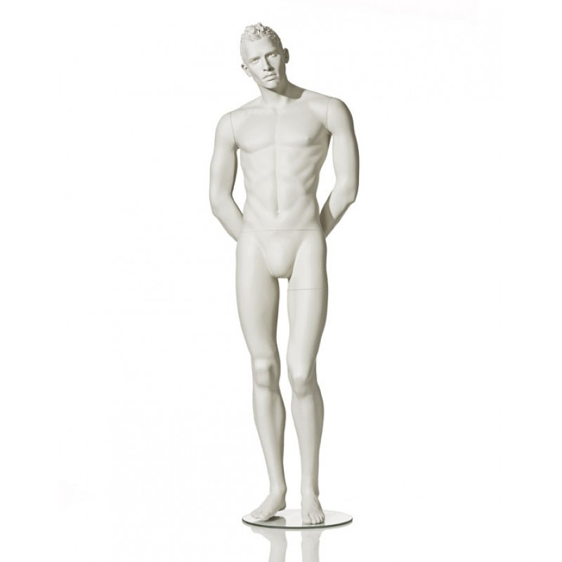 Mandlig mannequin Noah med armene bag ryggen – butiksdisplaymannequin fra Hindsgaul